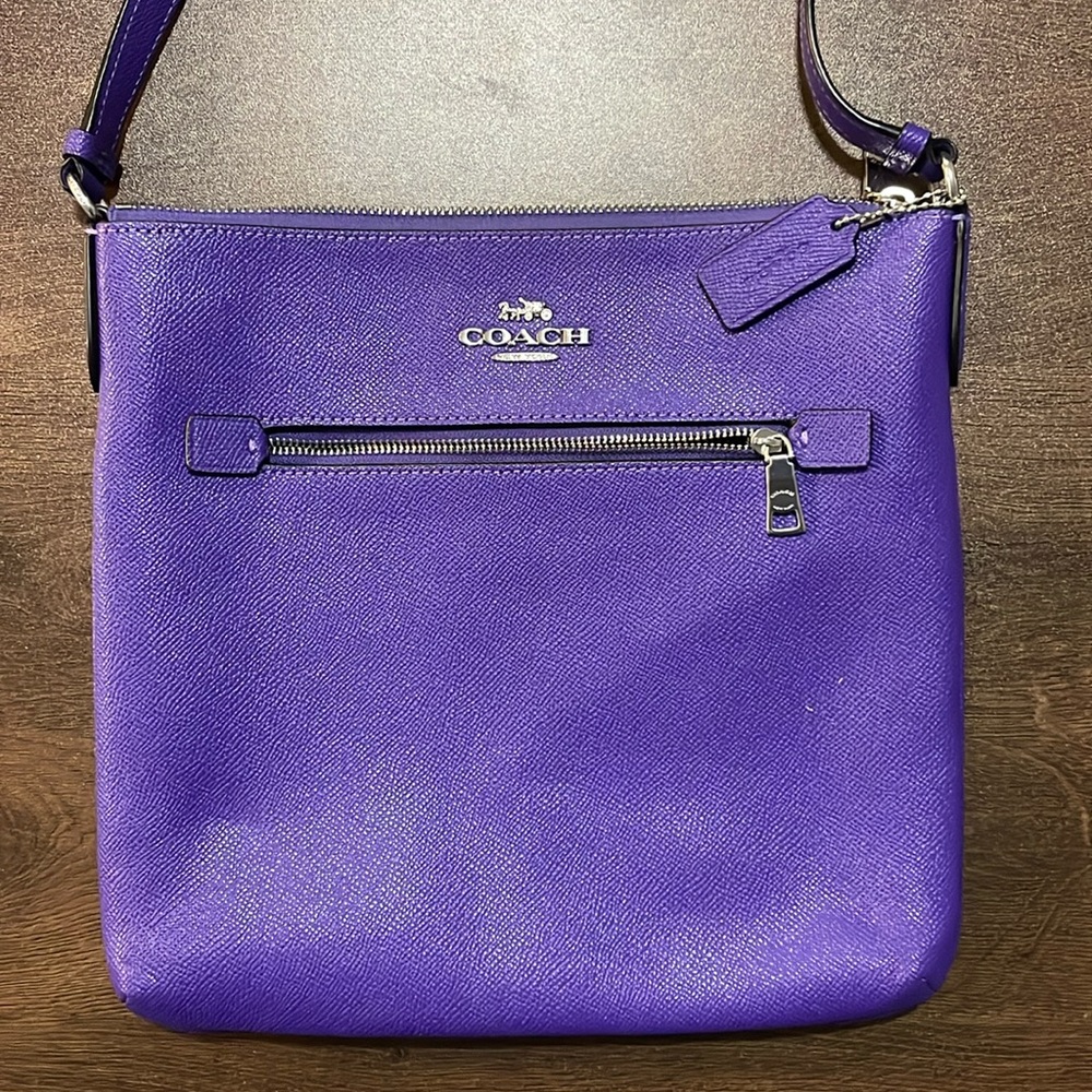 Coach Violet Rowan Crossbody
Minimally used , no scratches/ defects